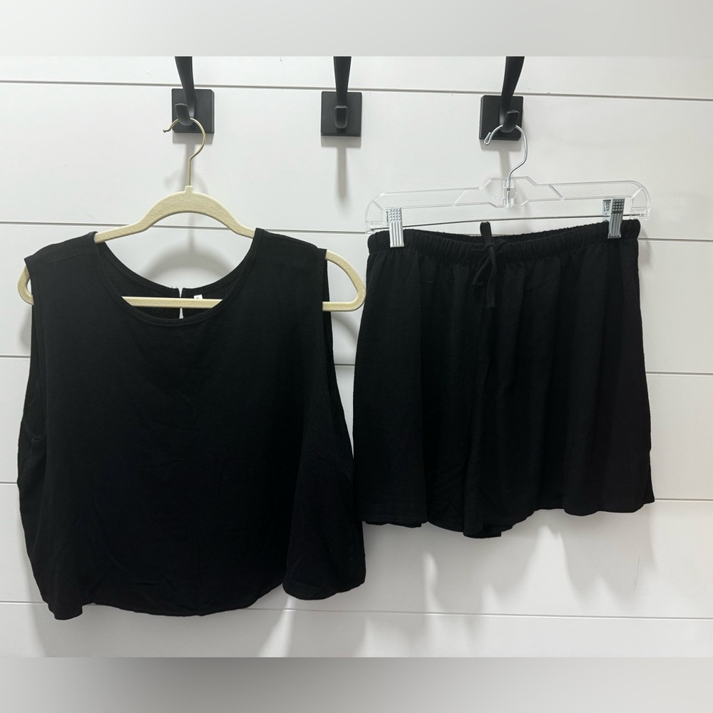Cute short set that features button detail on back of the shirt. Size L